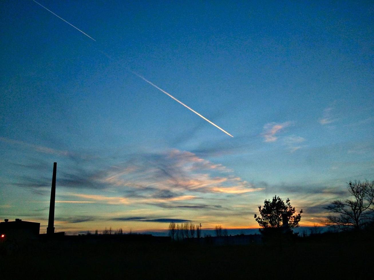 Chemtrails bei Sonnenaufgang foto