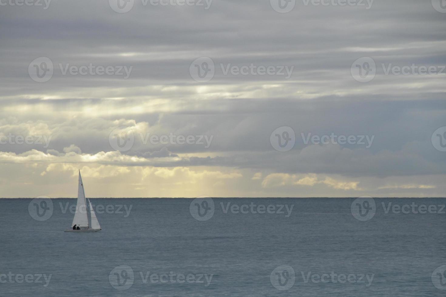 segelboot vorbei an der küste von sylt, deutschland foto