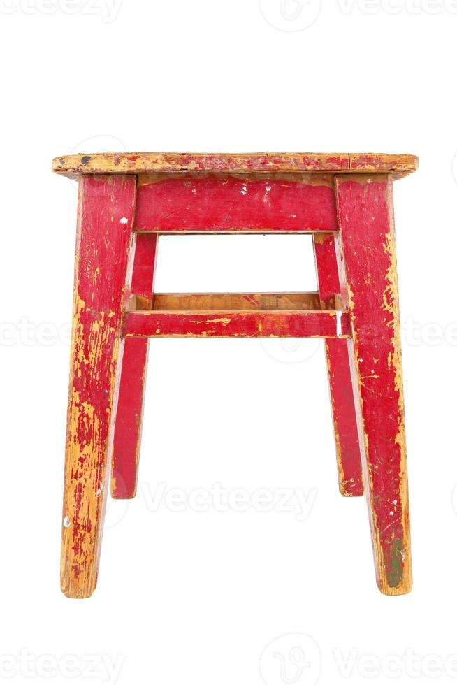 Alter Holzhocker mit abblätternder roter Farbe. Loft-Stil-Stuhl isoliert auf weißem Hintergrund. foto
