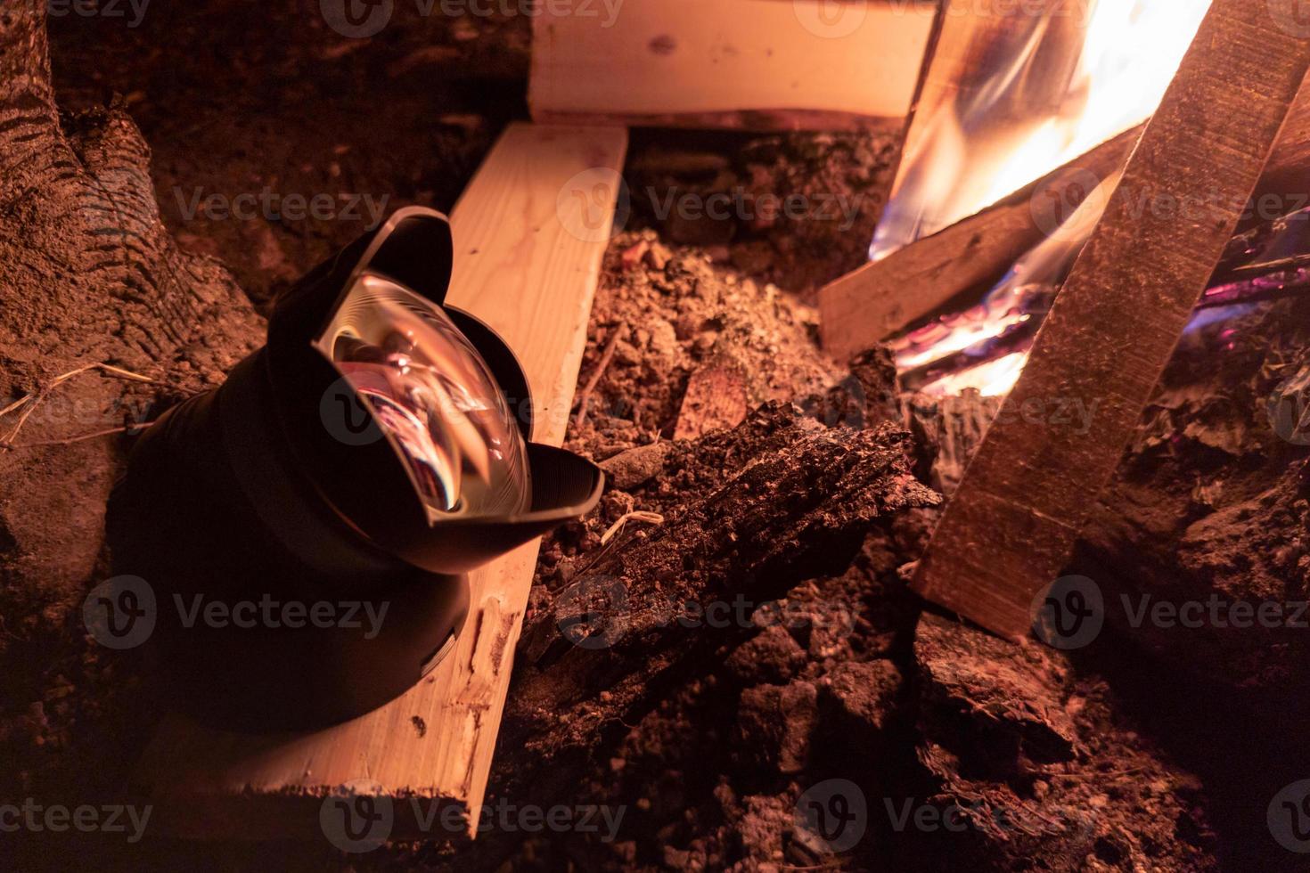 Ultraweitwinkelobjektiv in der Nähe des Lagerfeuers bei Nacht foto