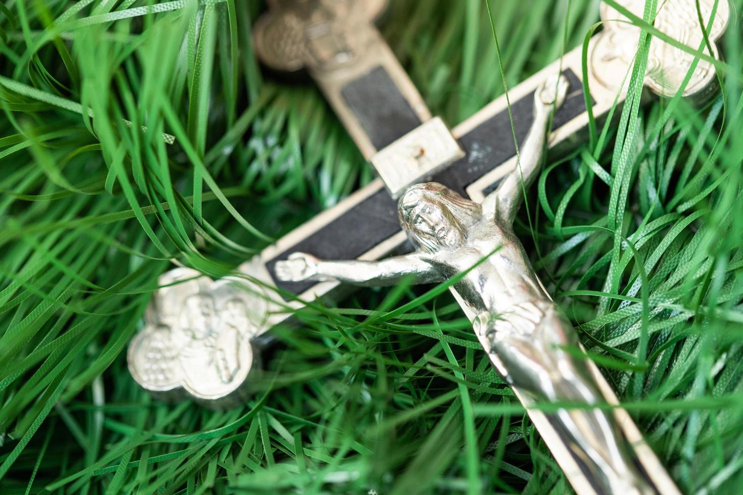 eine silberne Figur des gekreuzigten Jesus als Symbol für Weihnachten. ein Symbol dafür, das Leben für Menschen zu opfern. foto