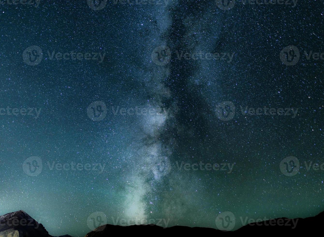 sternenklarer nachtblauer himmelhintergrund foto