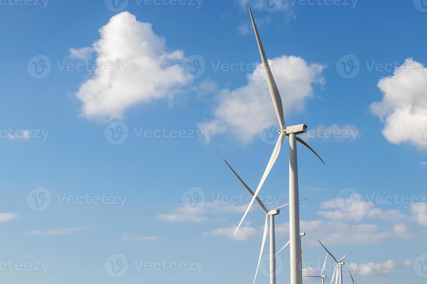 windkraftanlage erzeugt strom mit blauem himmel in khao kho thailand. foto