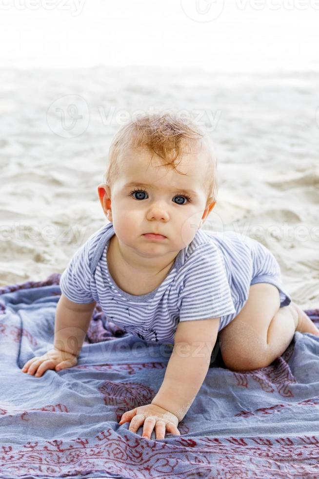 kleines Mädchen spielt mit Sand am Strand. sensorische Entwicklung für Kinder im Freien. foto