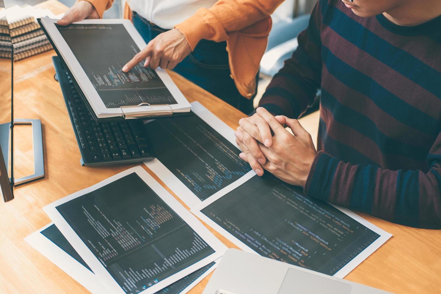 Entwicklungsprogrammierer treffen sich, um die Codierungstechnologie zu diskutieren foto