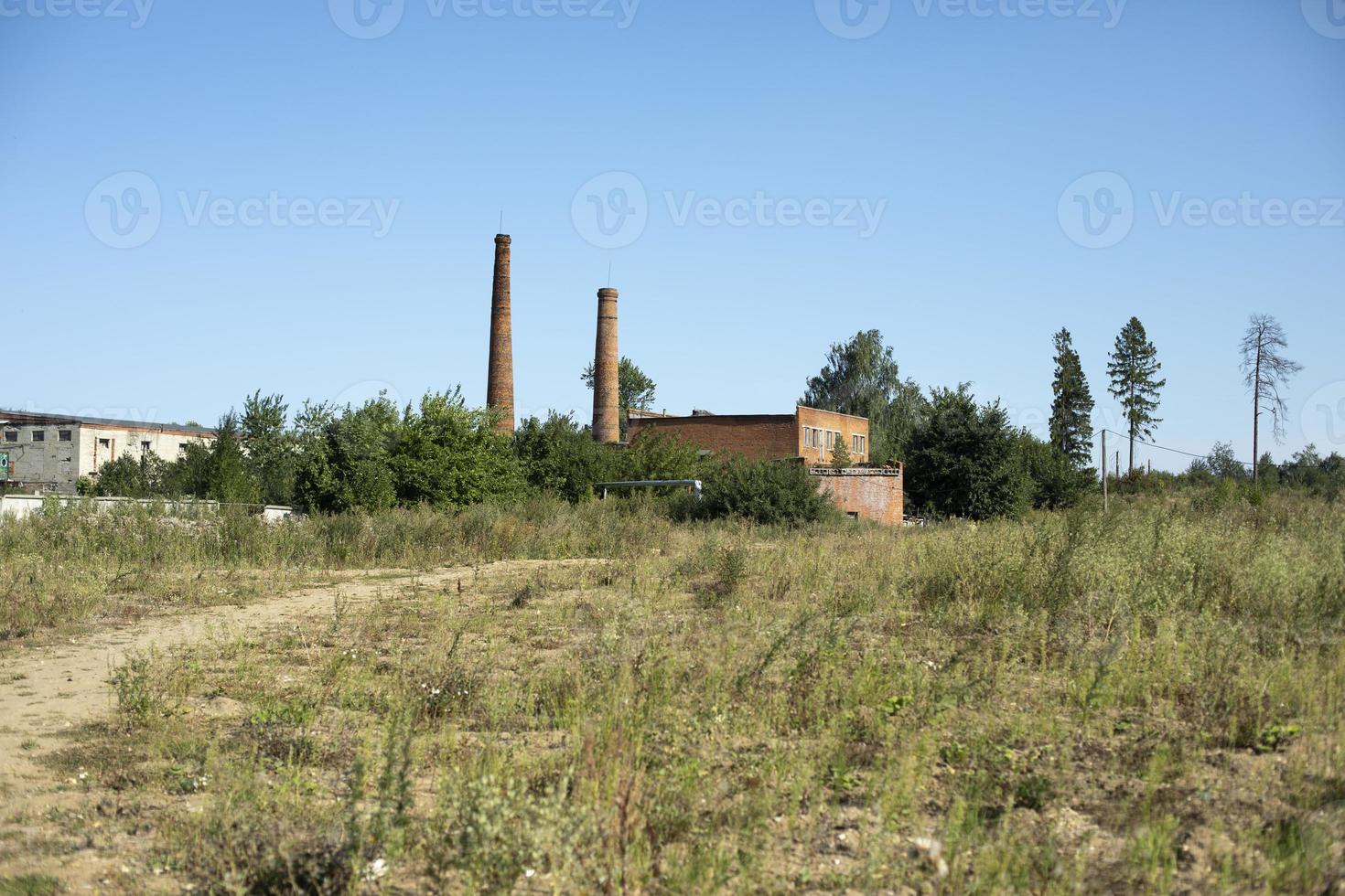 Rohrwerk. Ziegelei auf dem Land. Industriegebiet außerhalb der Stadt. foto