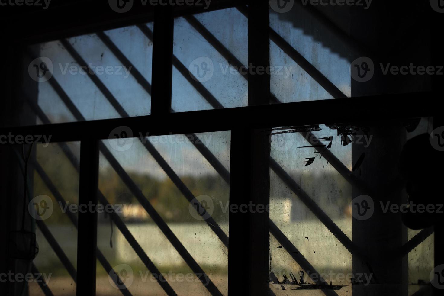 Gitter am Fenster. Stahlgitter. altes Fenster Innenansicht. Innendetails. foto