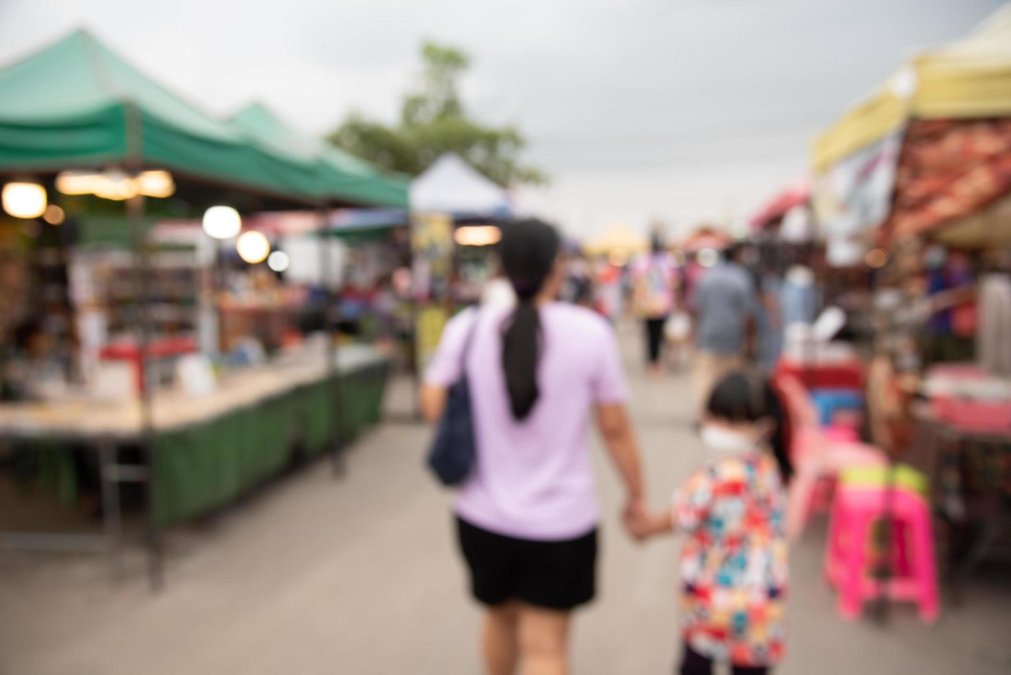 verwischen Sie Festival-Fußgängermarkt-Einkaufsstraße für abstrakten Hintergrund. foto