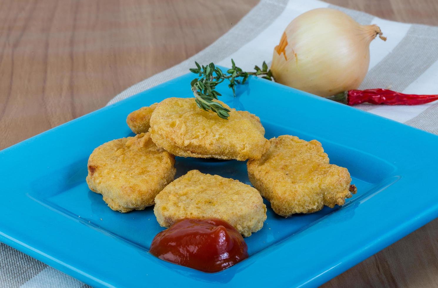 Nuggets auf dem Teller und Holzhintergrund foto