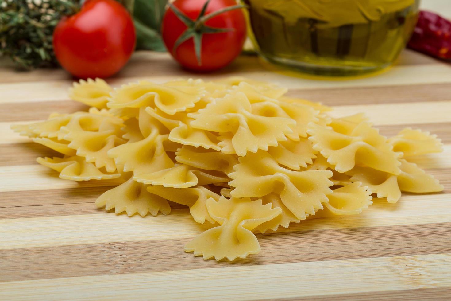 Rohe Farfalle auf Holzhintergrund foto