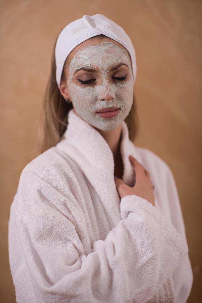 spa-frau, die gesichtsmaske anwendet foto