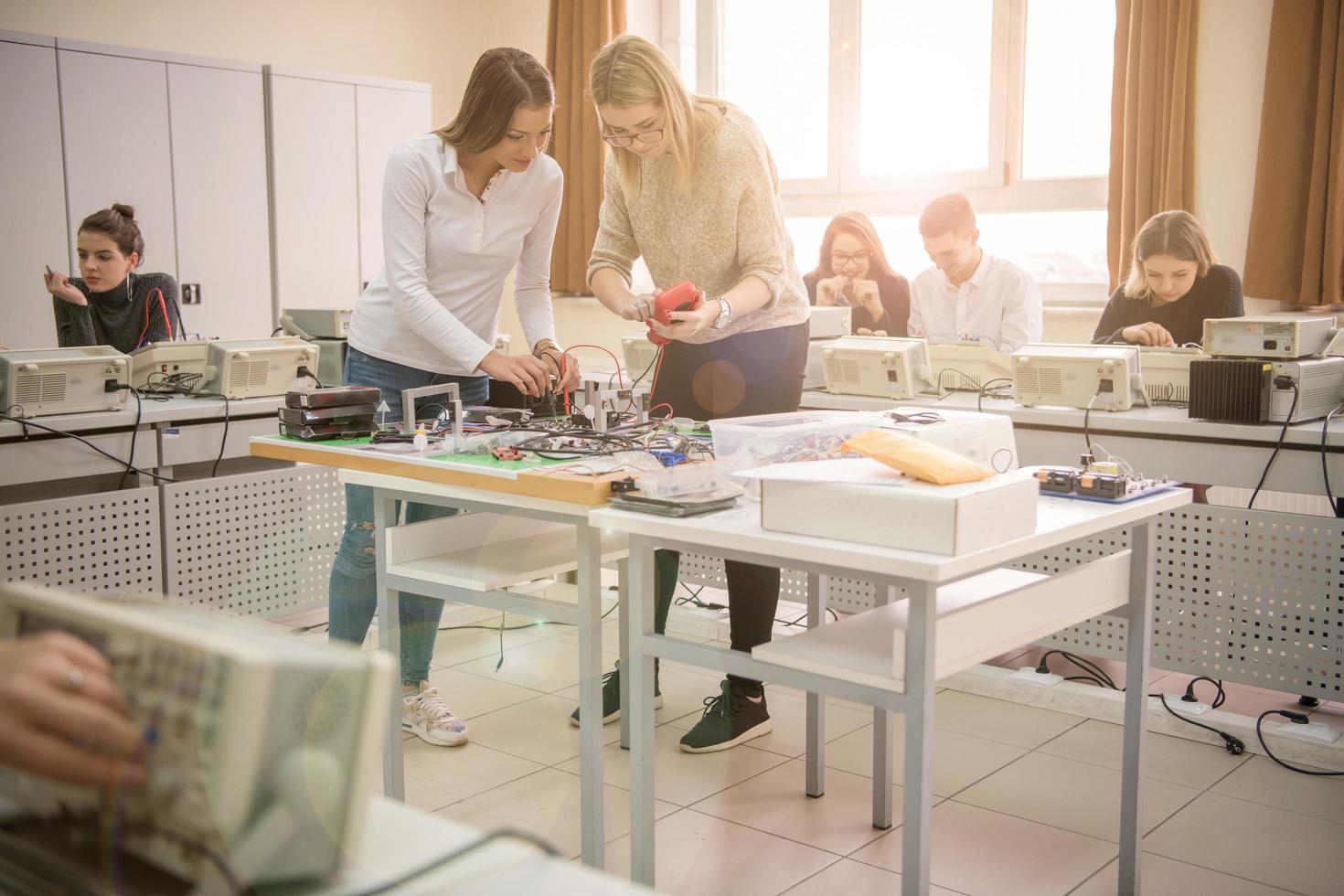 Studenten, die im elektronischen Klassenzimmer üben foto