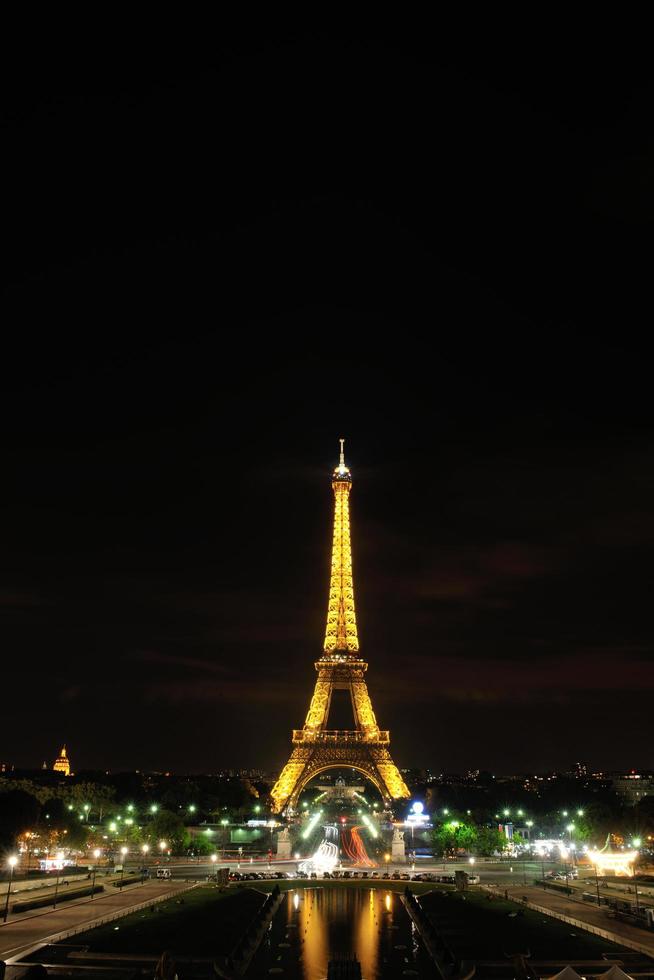 Eiffelturm in Paris bei Nacht foto