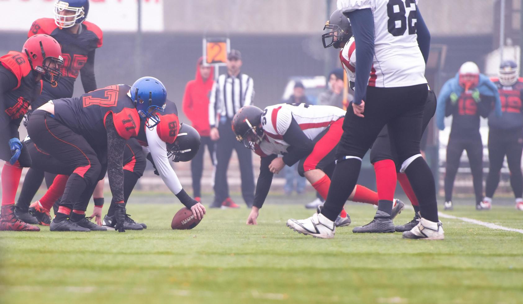 professionelle American-Football-Spieler bereit zum Start foto