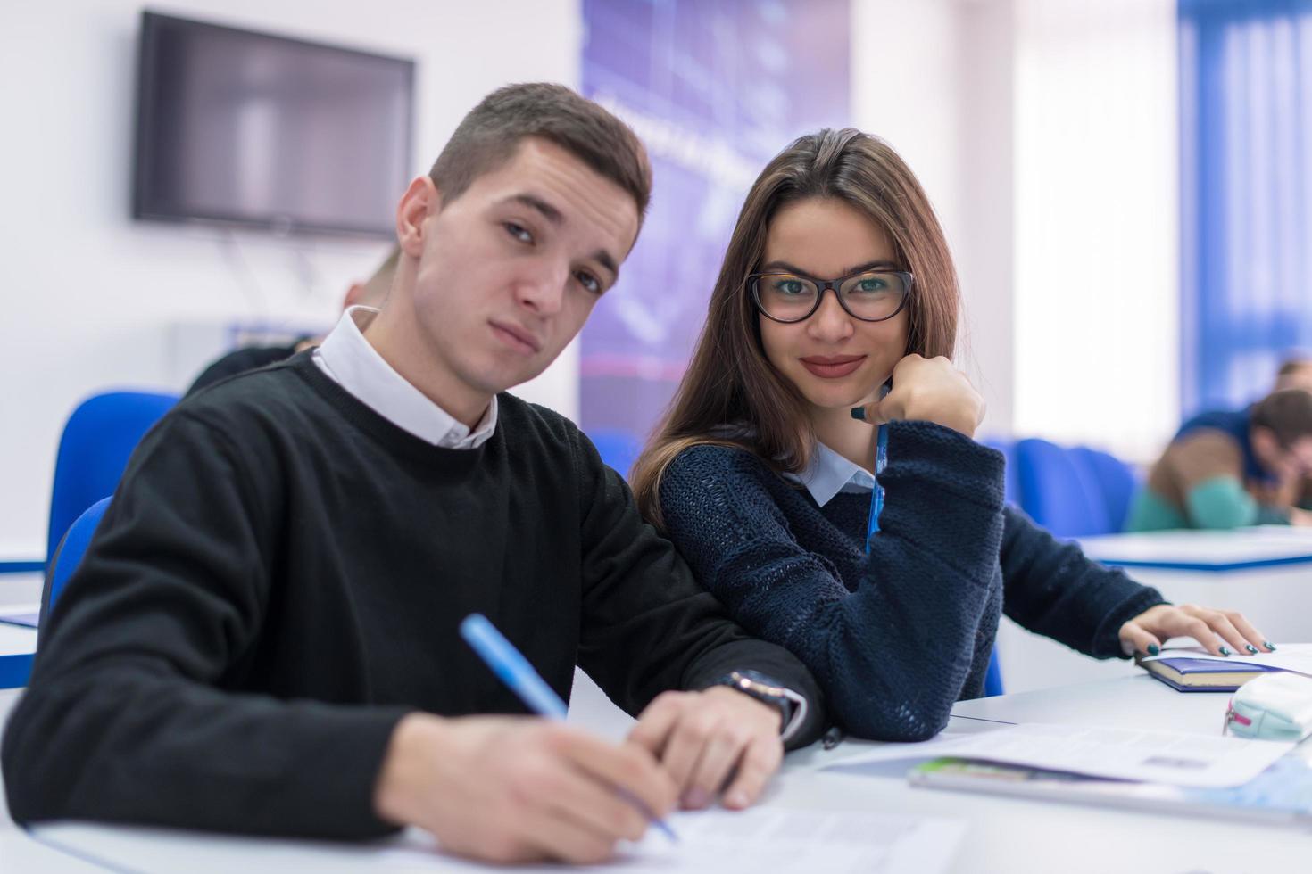 junge studenten schreiben notizen foto