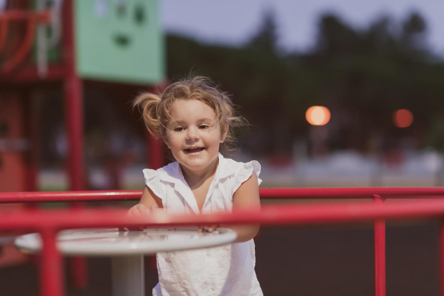 Ein kleines Mädchen in moderner Sommerkleidung, das im Sommer im Park spielt. selektiver Fokus foto