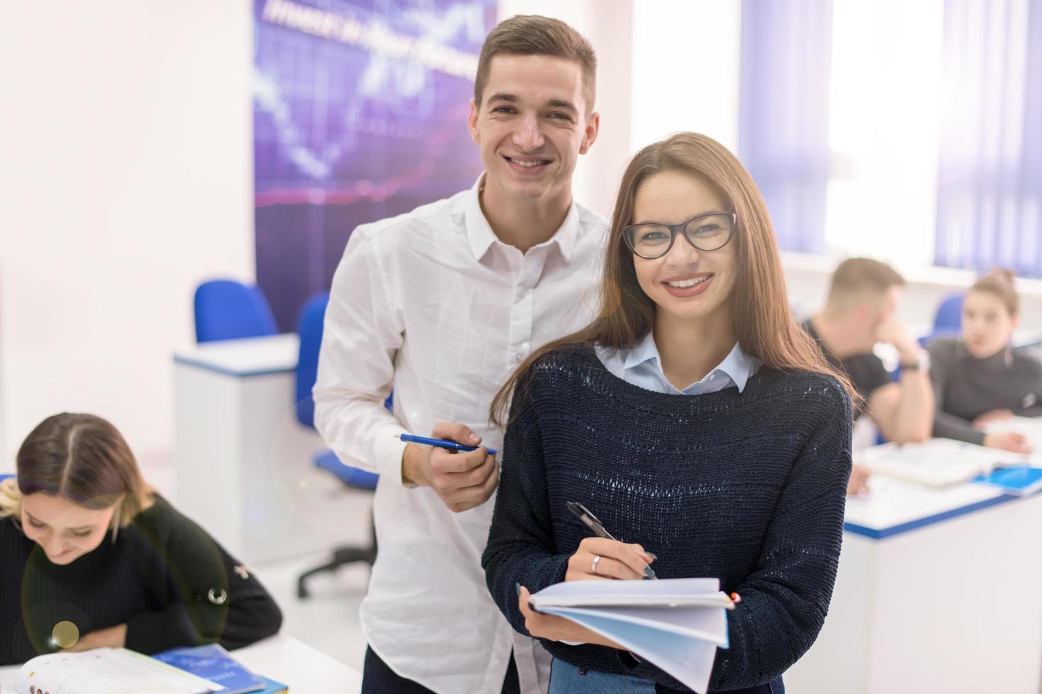 junge studenten schreiben notizen foto