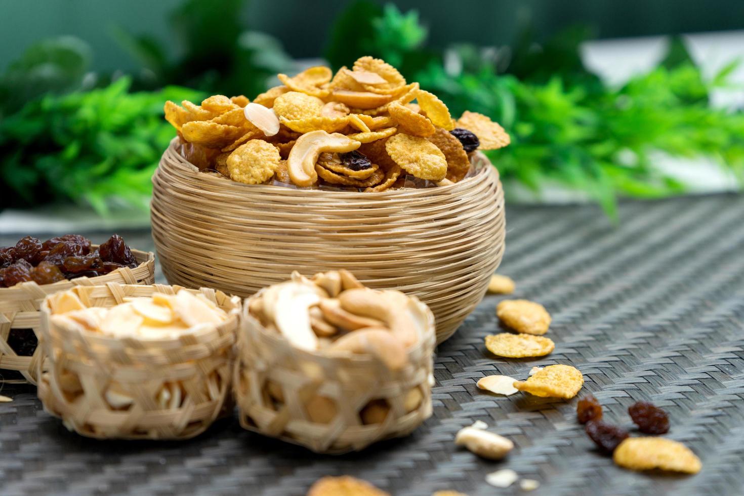 Snacks in Schalen auf einem Tisch foto