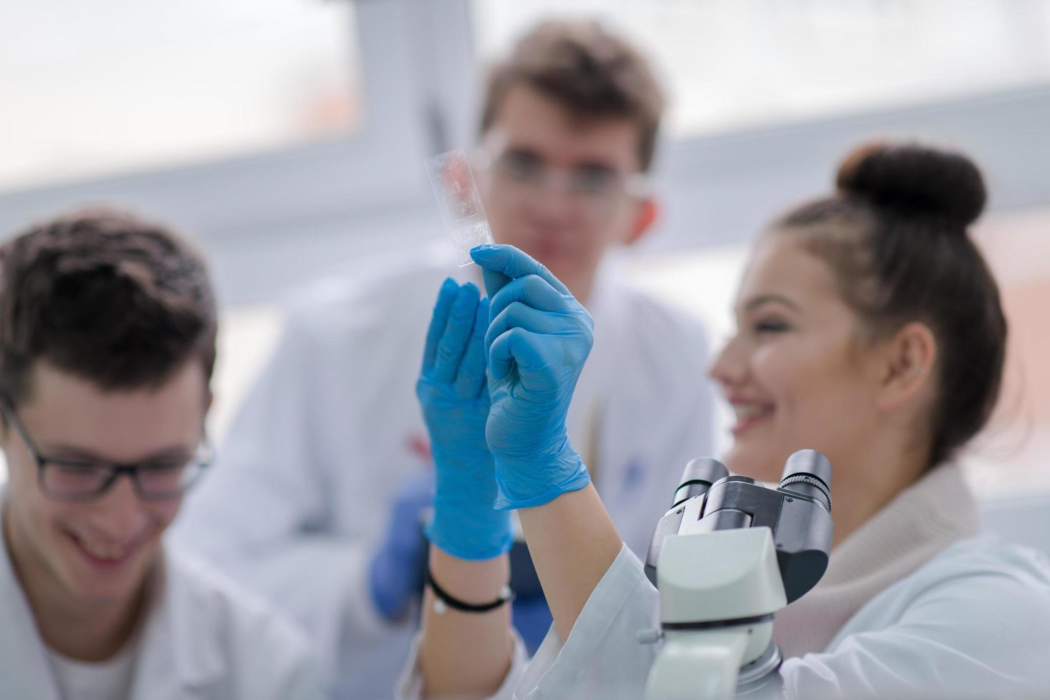 Gruppe junger Medizinstudenten, die forschen foto