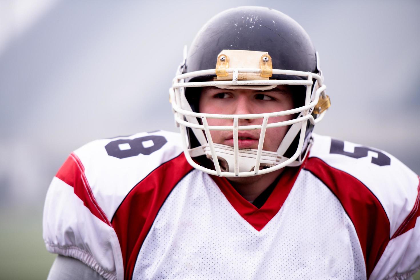 Porträt eines jungen, selbstbewussten American-Football-Spielers foto