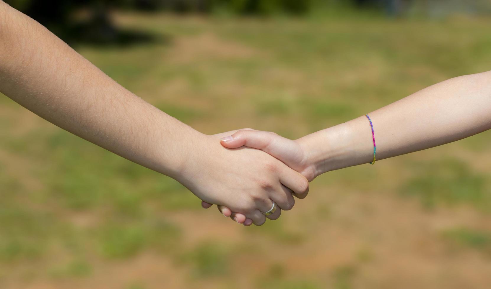 zwei Leute geben sich die Hand foto