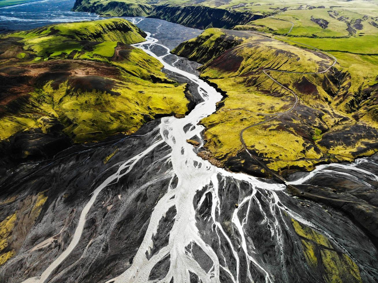 Luftaufnahme des Flusses, der durch Berge fließt foto