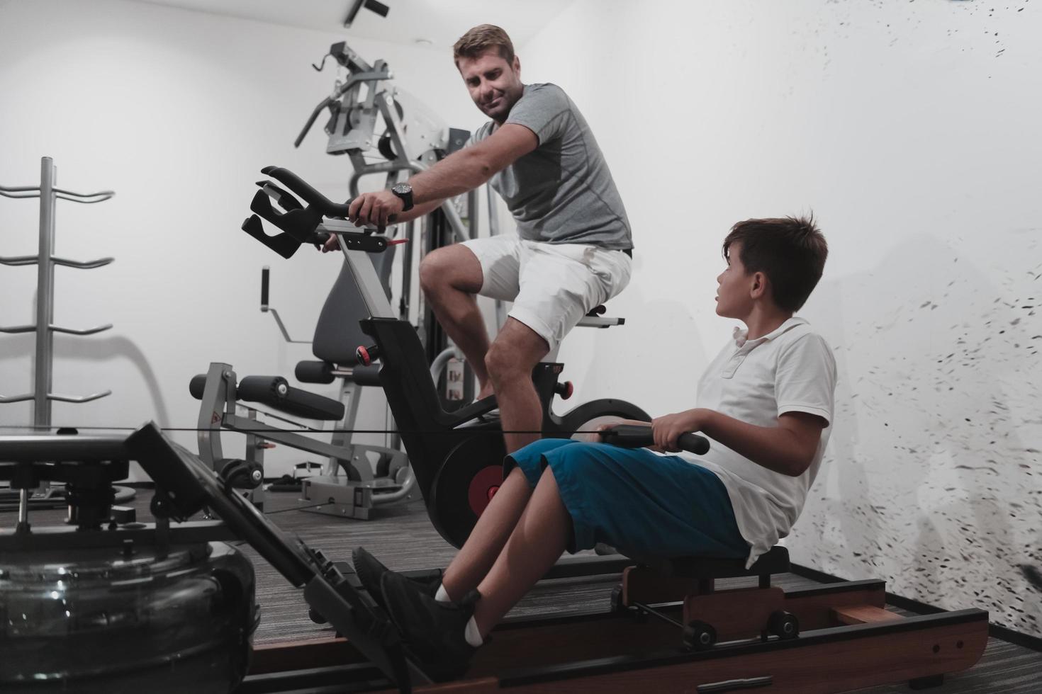 vater und sohn trainieren zusammen zu hause im fitnessstudio. das Konzept des gesunden Lebens. selektiver Fokus foto