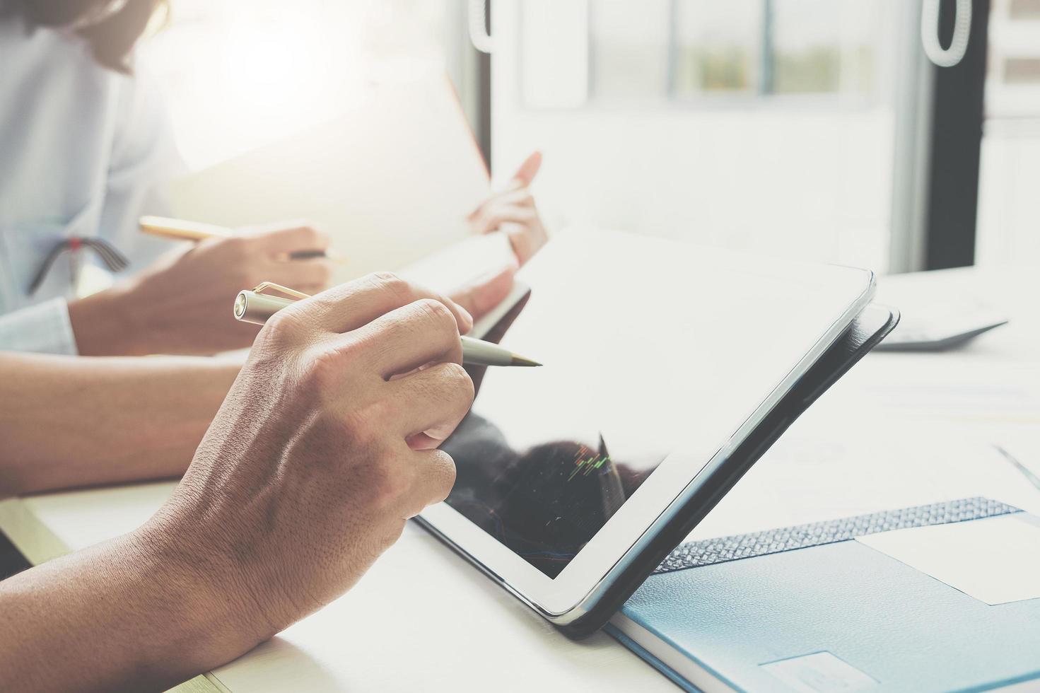 Geschäftsmann und Partner mit digitalem Tablet foto