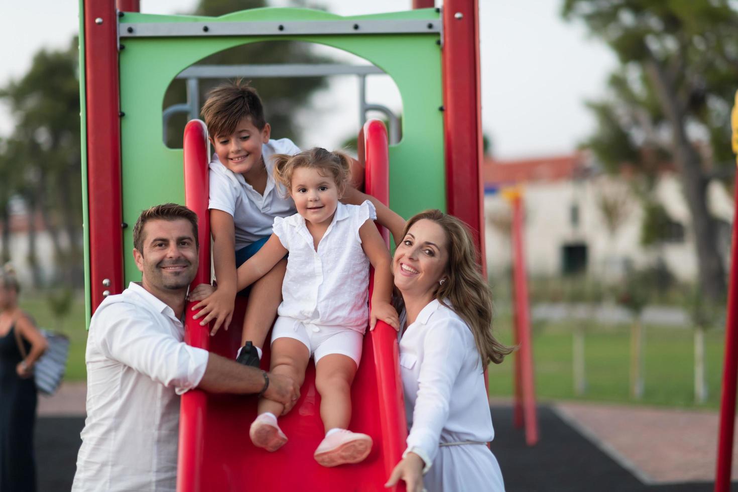 Seniorenpaar in Freizeitkleidung mit ihren Kindern, die Zeit im Park verbringen, um gemeinsam Urlaub zu machen. Familienzeit . selektiver Fokus foto