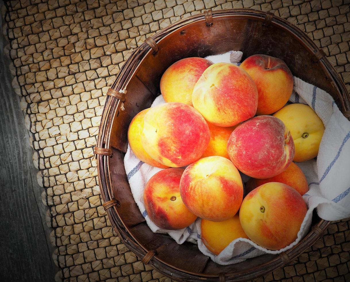 frische Pfirsiche in einer Schüssel foto