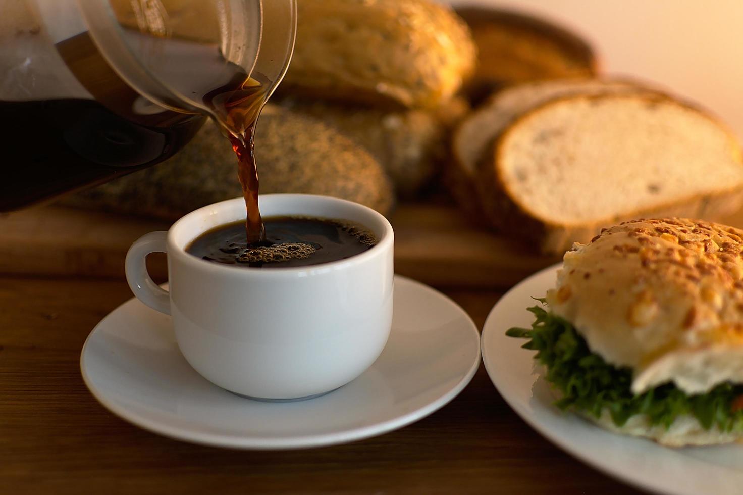 schwarze Kaffee nachfüllen foto