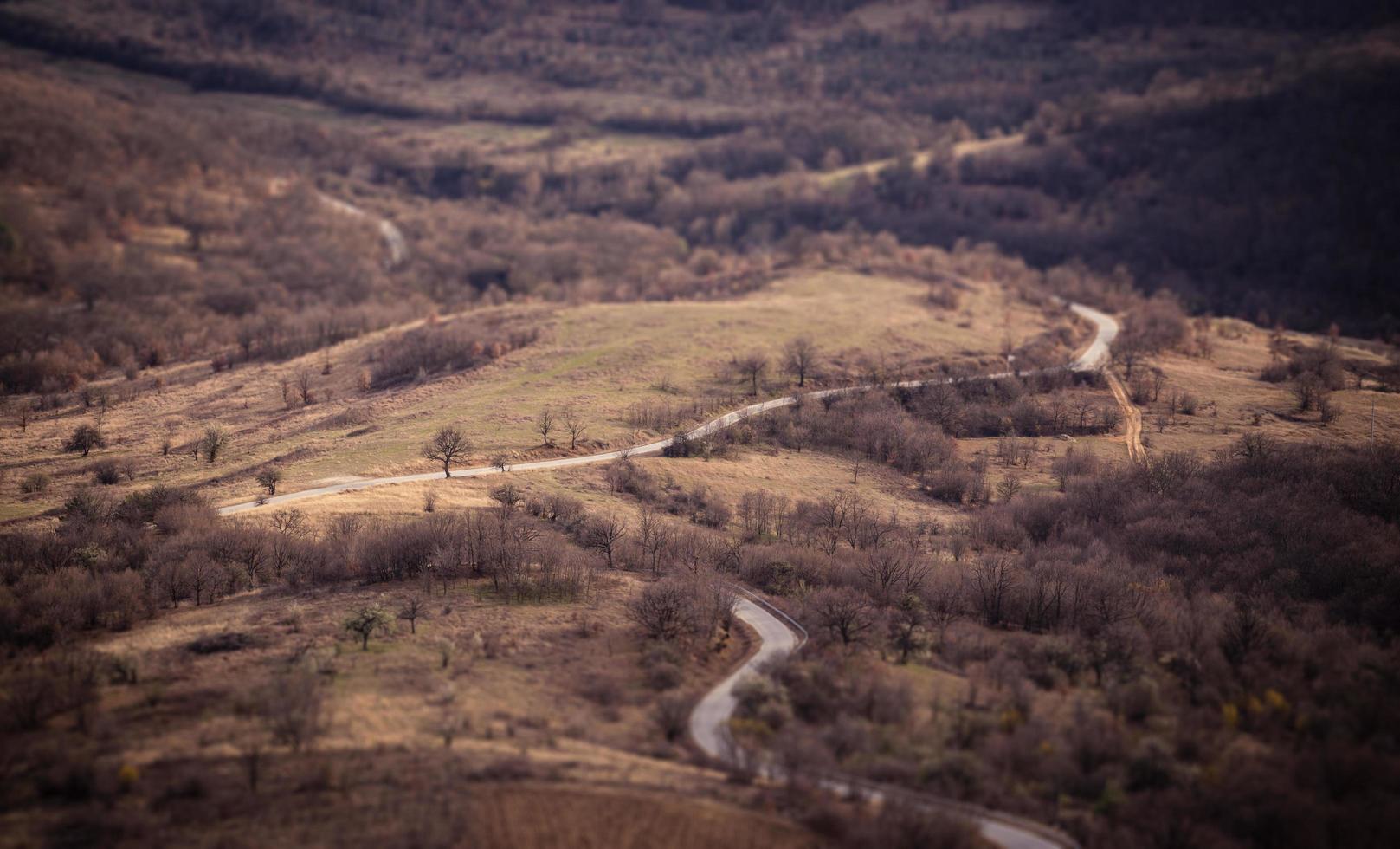 kurvenreiche Straße durch Hügel foto