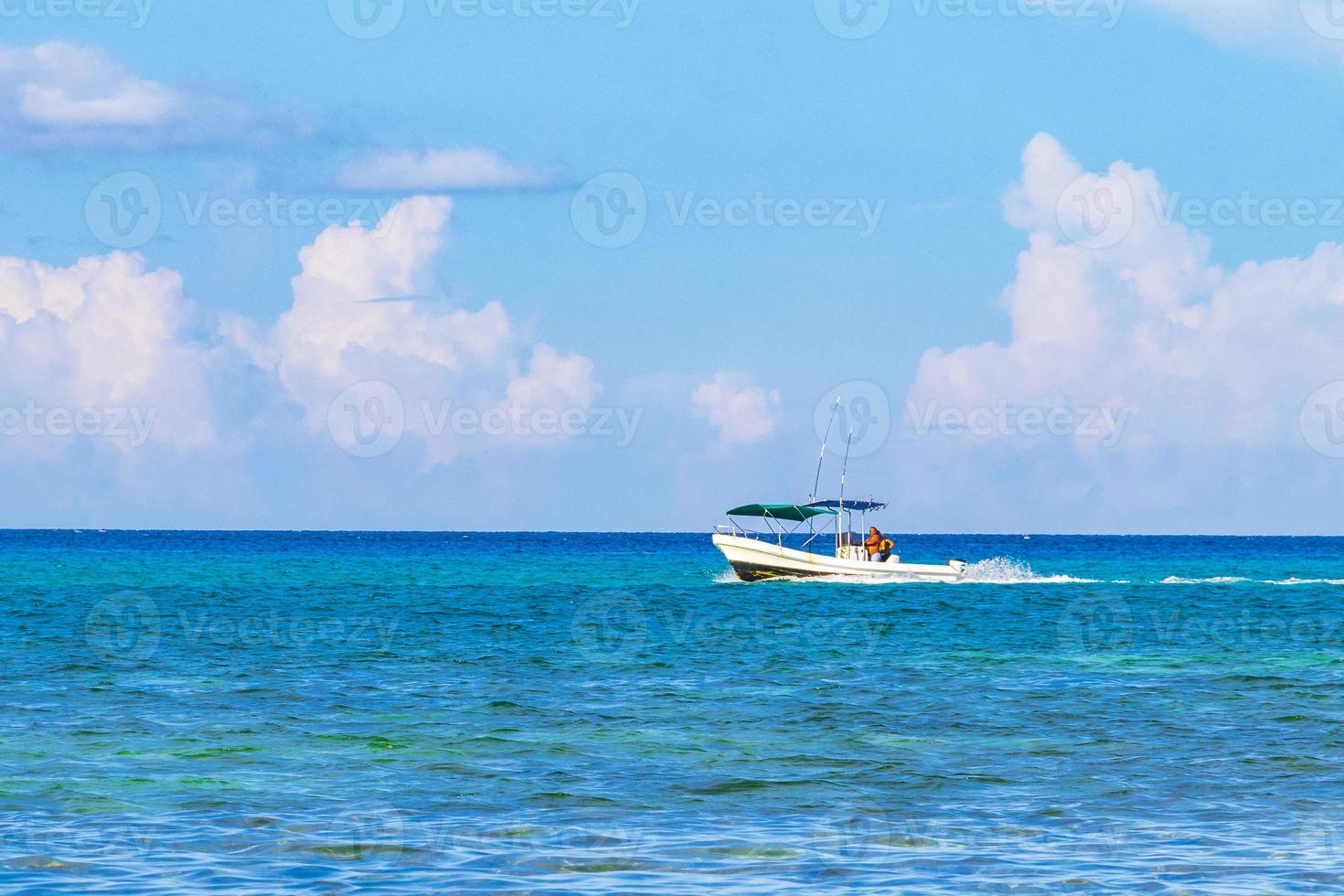 boote yachten schiffssteg strand in playa del carmen mexiko. foto