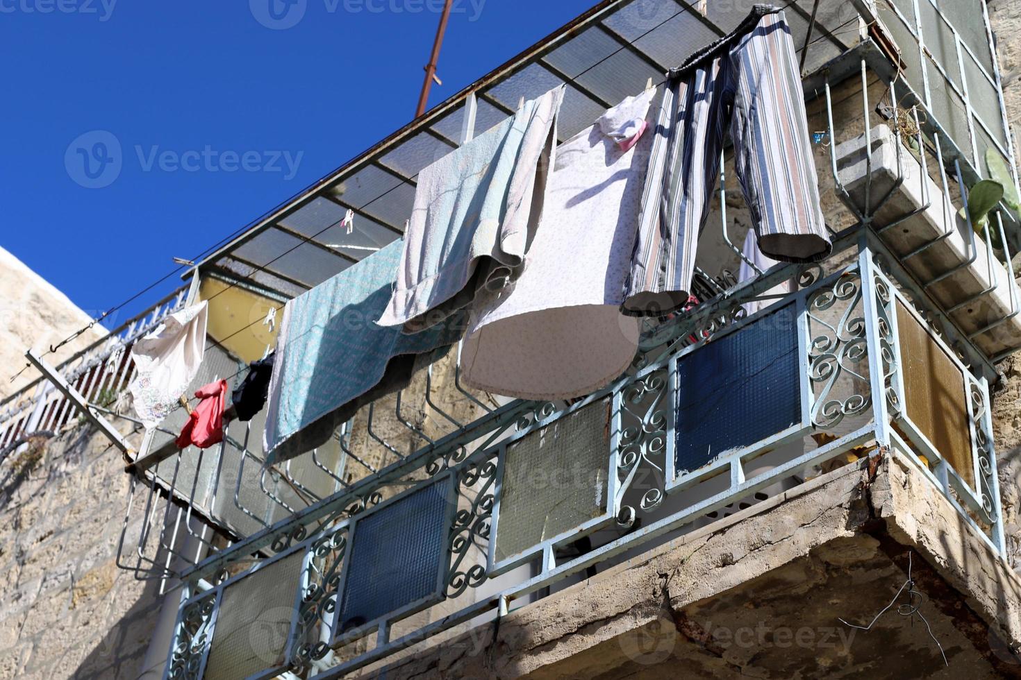 Gewaschene Wäsche und Wäsche trocknen auf dem Balkon. foto