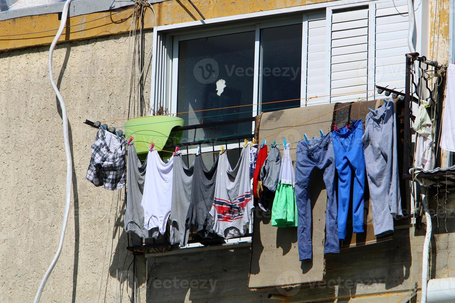 Gewaschene Wäsche und Wäsche trocknen auf dem Balkon. foto