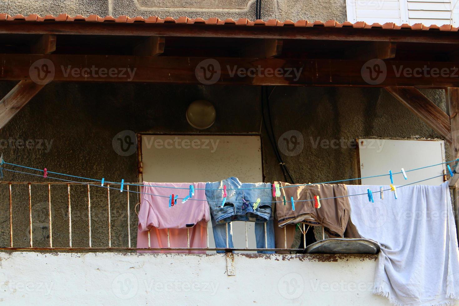 Gewaschene Wäsche und Wäsche trocknen auf dem Balkon. foto