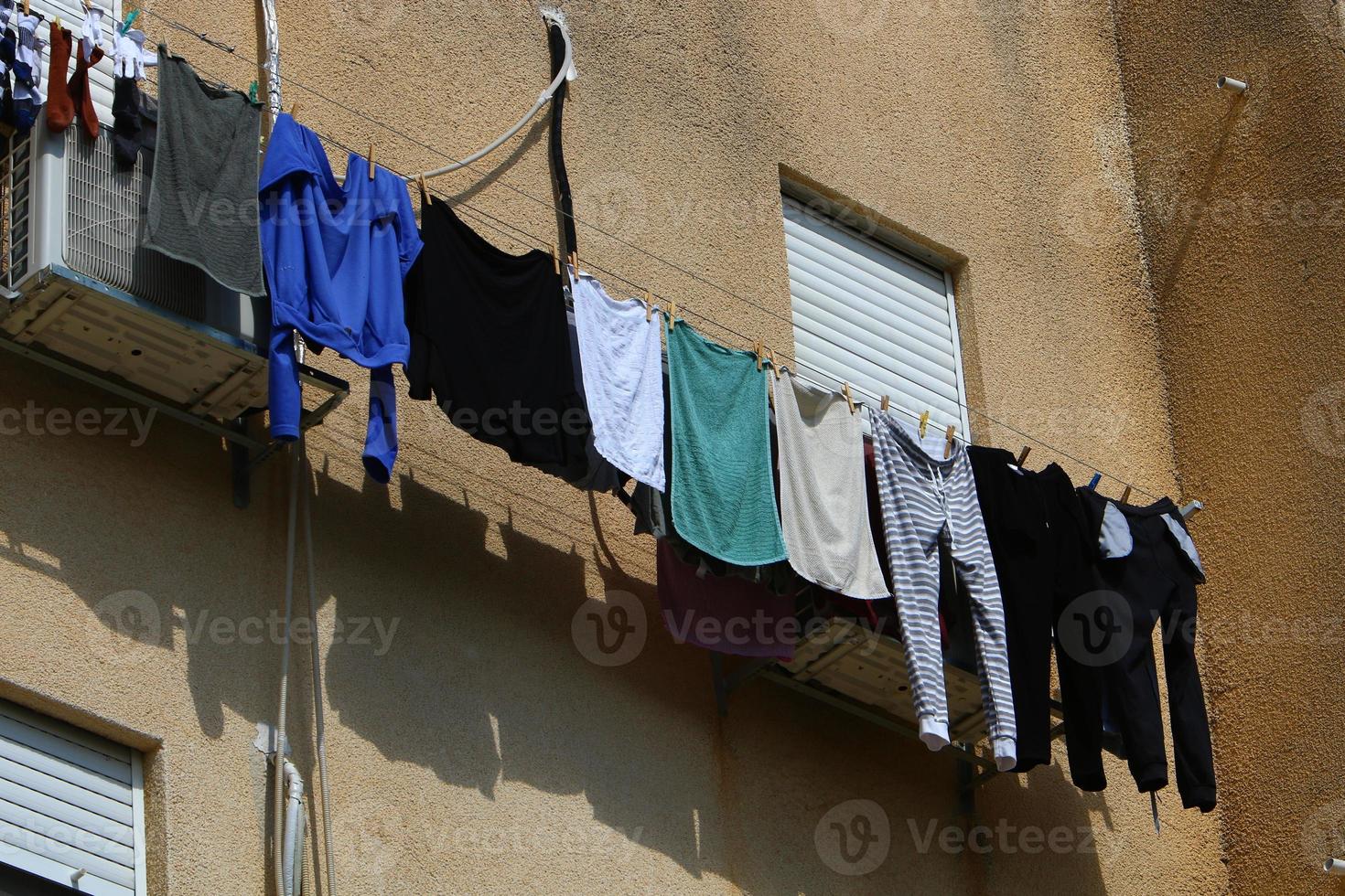 Gewaschene Wäsche und Wäsche trocknen auf dem Balkon. foto