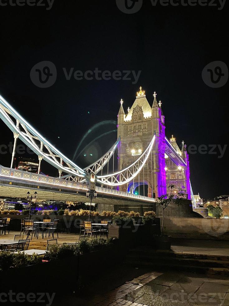 ein blick auf die tower bridge in london bei nacht in lila beleuchtet foto