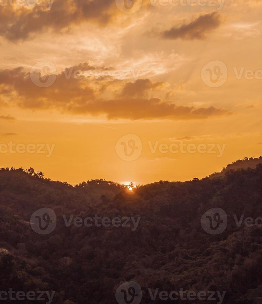 Sonnenuntergang in den Bergen foto