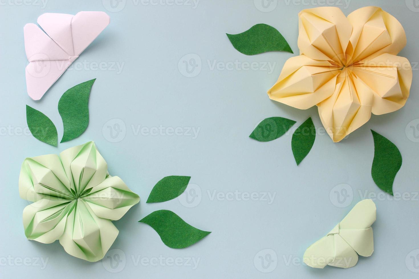 Banner mit gelben und grünen Origami-Blumen, Schmetterlingen und Papierblättern mit Platz für Ihr Design. Papierhintergrund foto