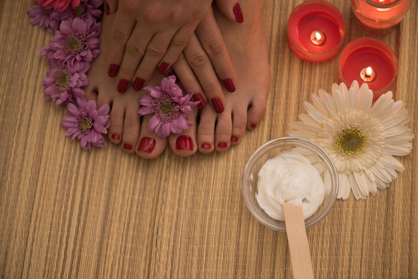 weibliche füße und hände im spa-salon foto