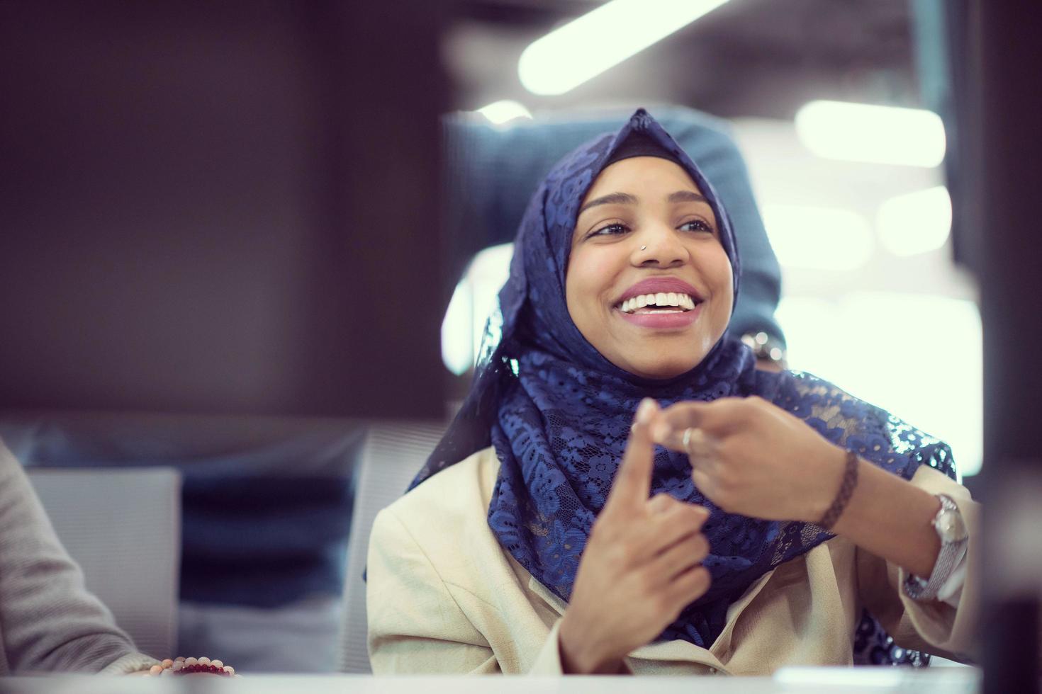 Schwarze muslimische Softwareentwicklerin bei der Arbeit foto