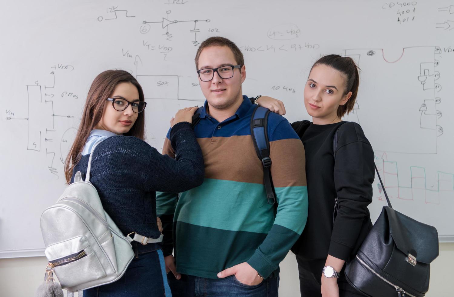 Porträt von jungen Studenten vor Tafel foto