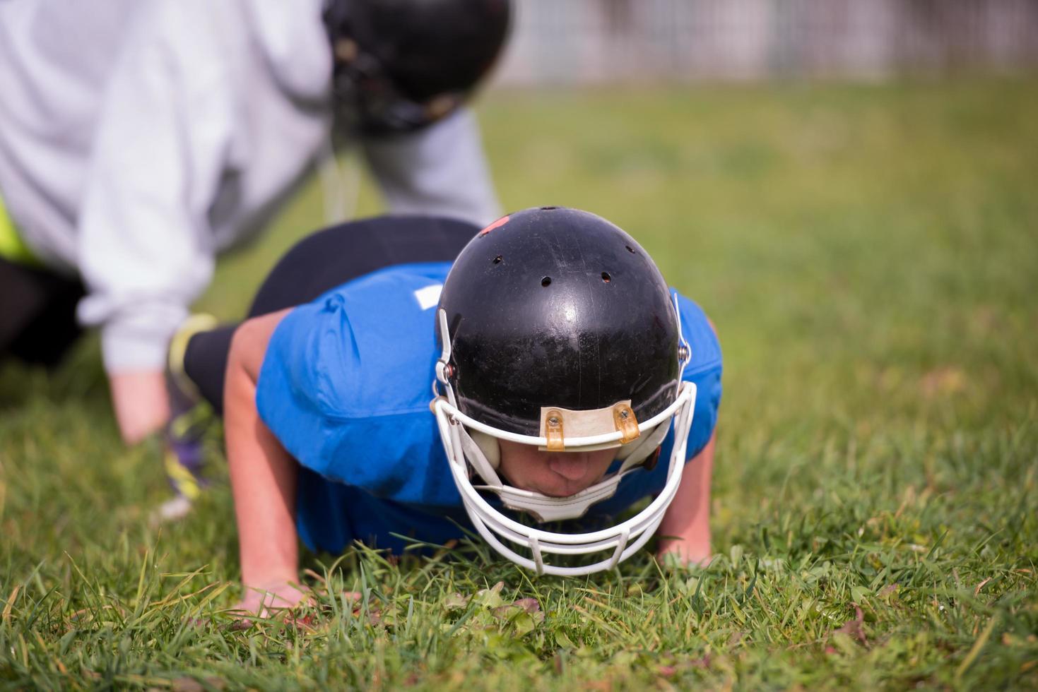 American-Football-Spieler macht Liegestütze foto