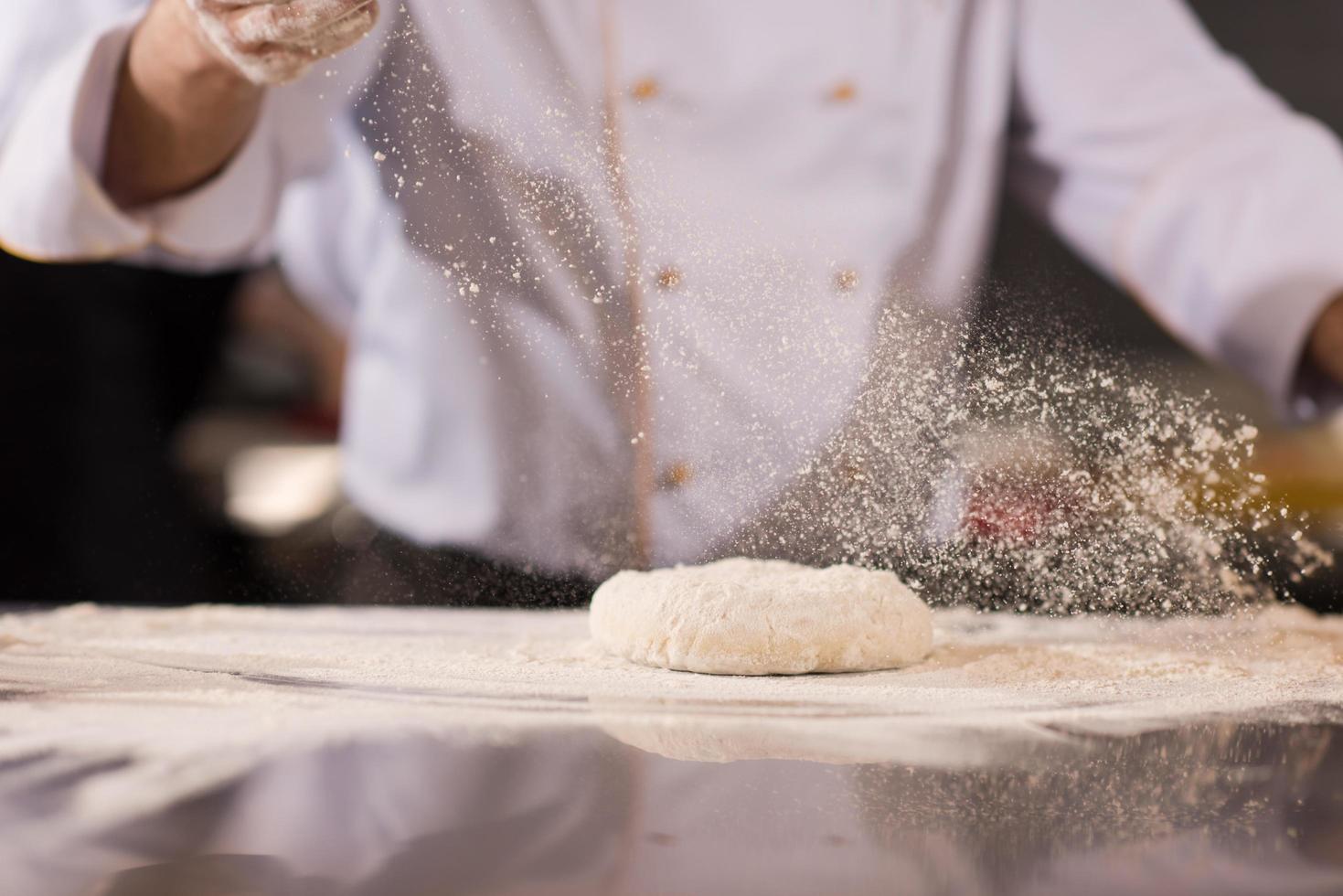 kochhände bereiten teig für pizza vor foto