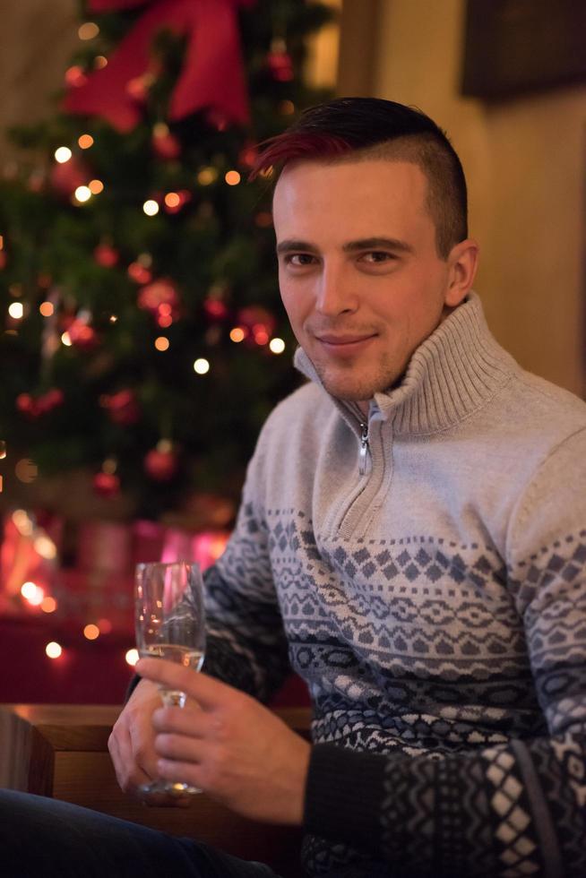 glücklicher junger Mann mit einem Glas Champagner foto