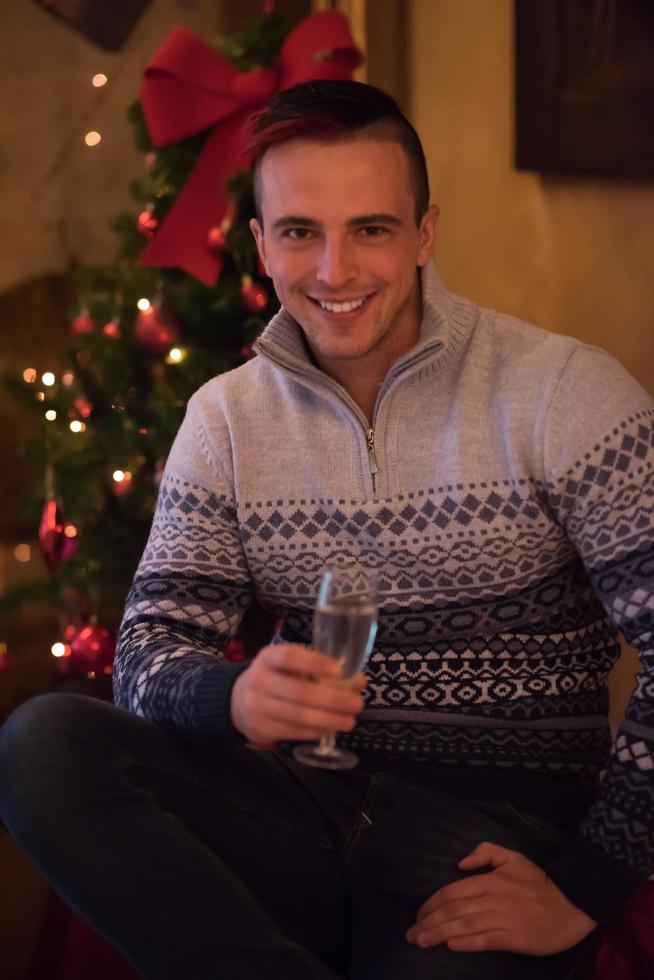 glücklicher junger Mann mit einem Glas Champagner foto