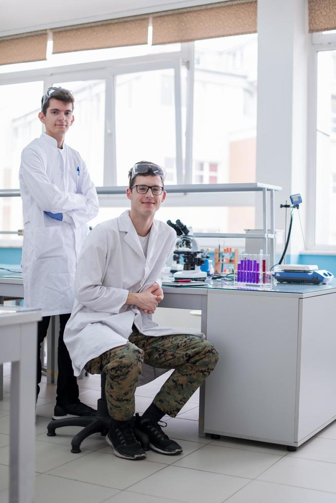 Gruppe junger Medizinstudenten, die forschen foto