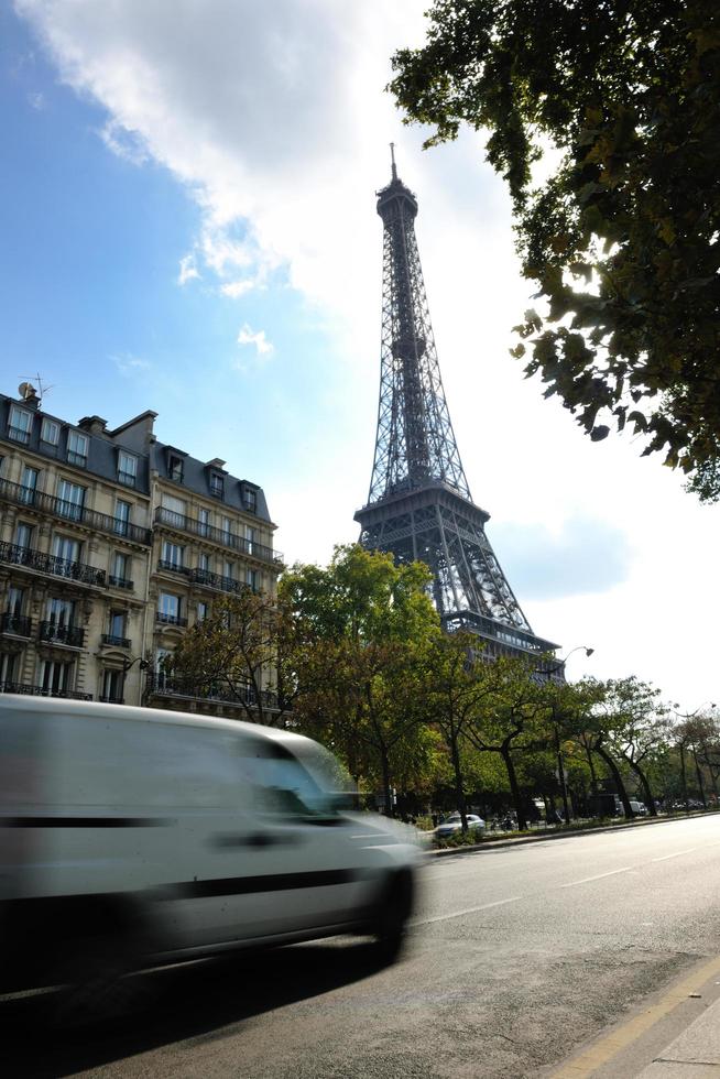 Eiffelturm in Paris am Tag foto