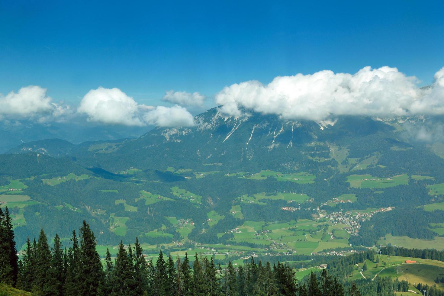 Panoramablick auf die österreichischen Tiroler Alpen im Sommer foto